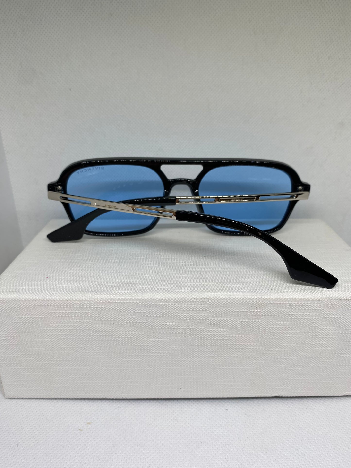 Givenchy bleu cadre noir
