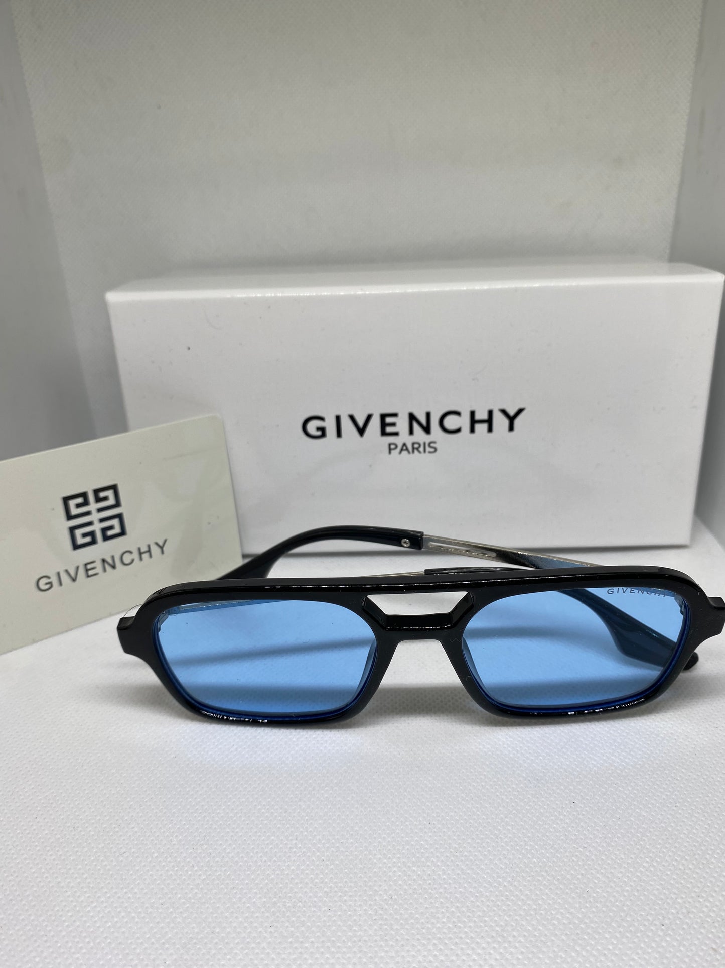 Givenchy bleu cadre noir