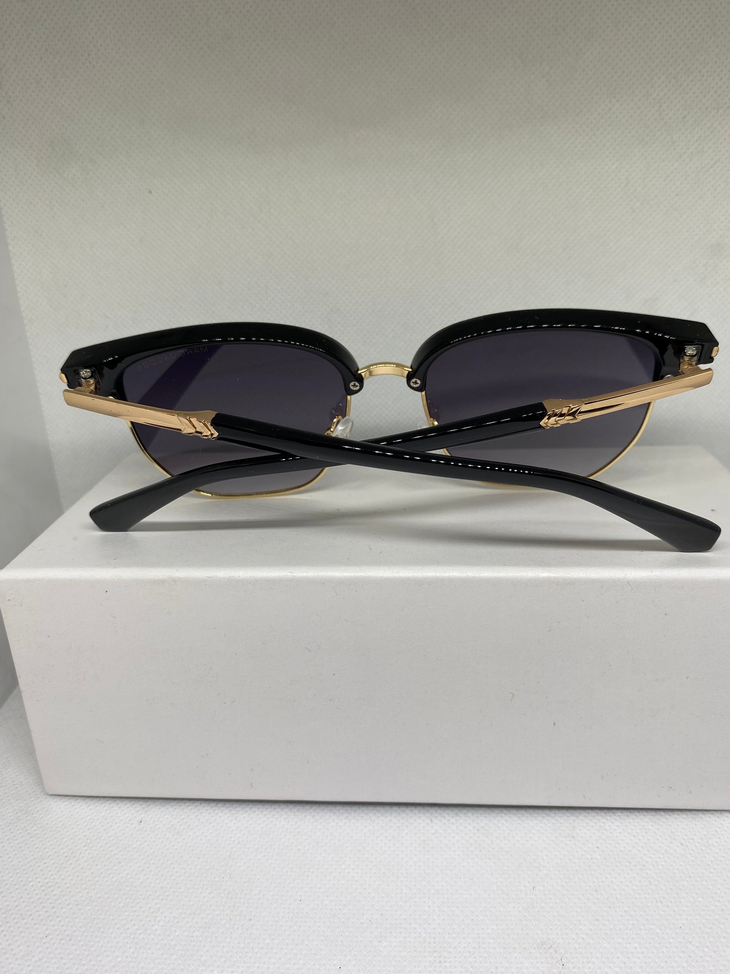 Marc Jacobs noir dore
