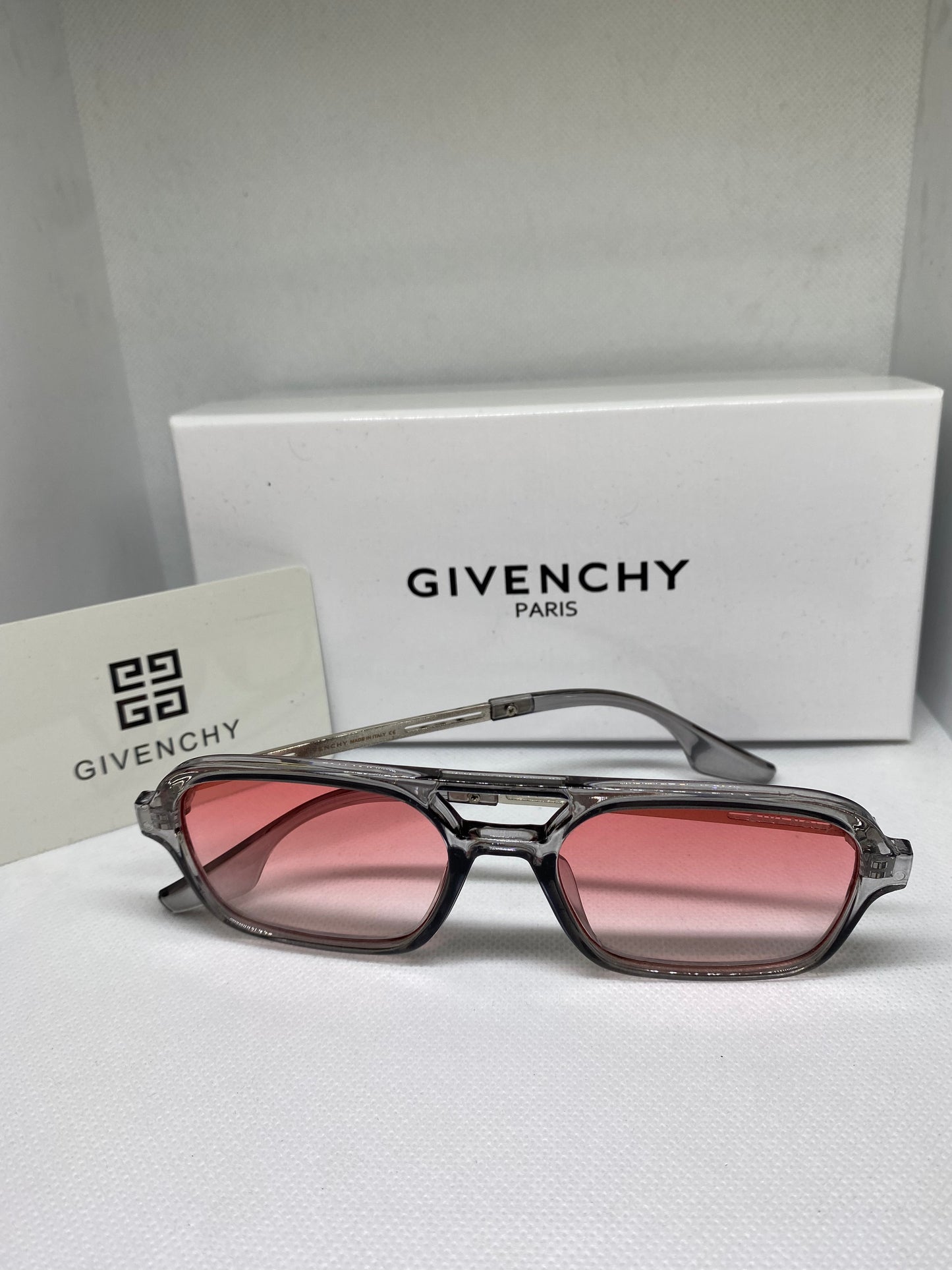 Givenchy rouge cadre gris