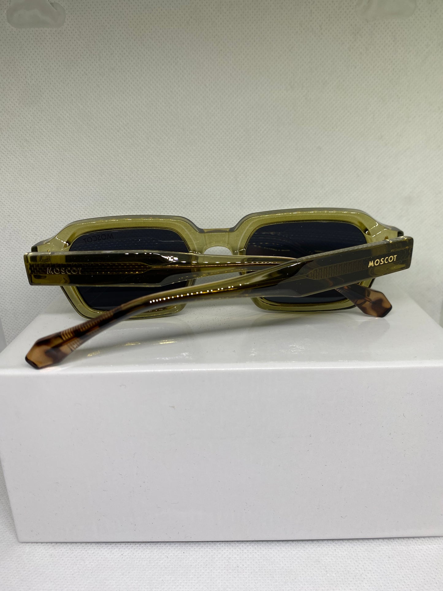 Moscot avocat polarise