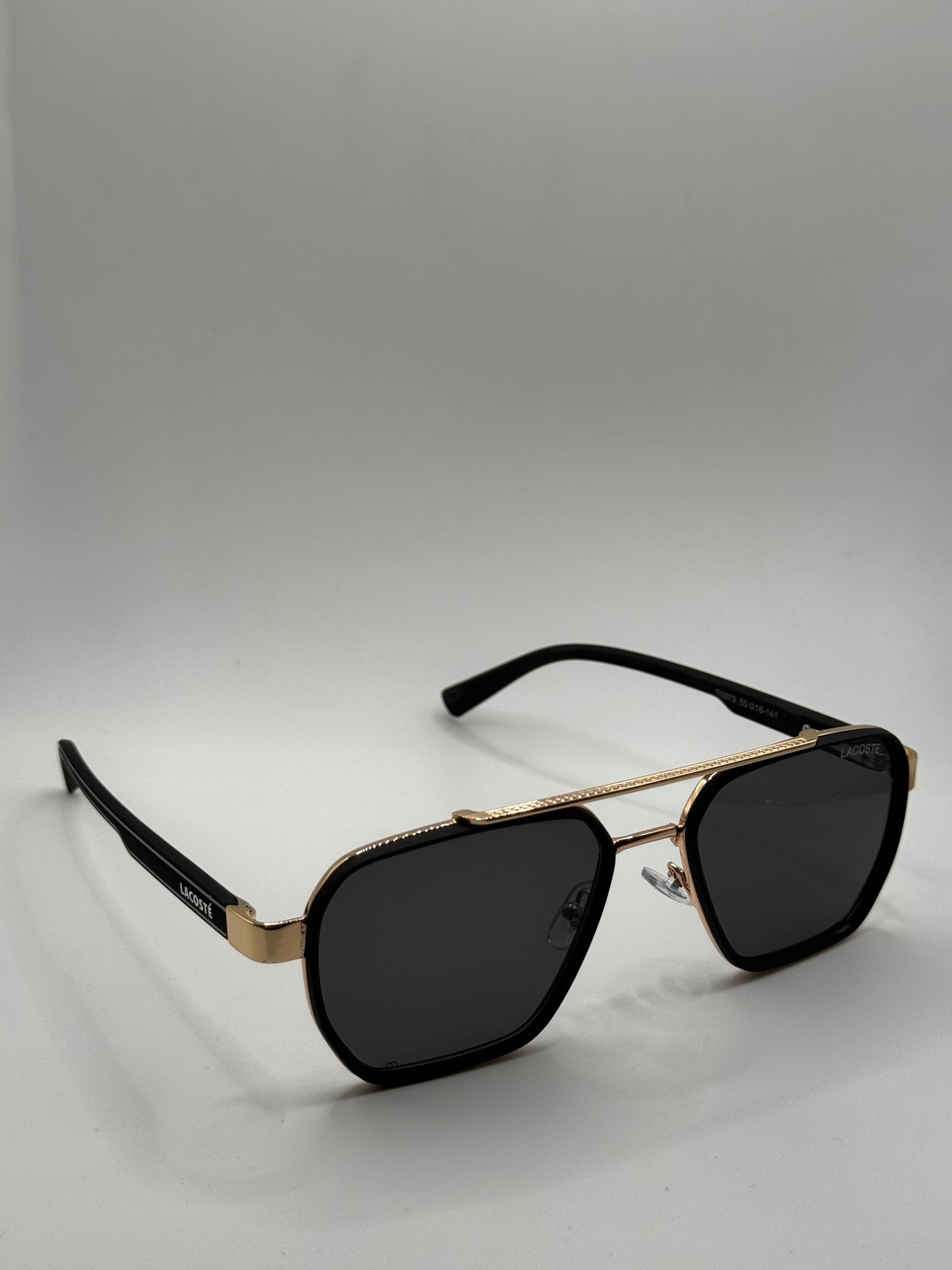 Lacoste noir doré