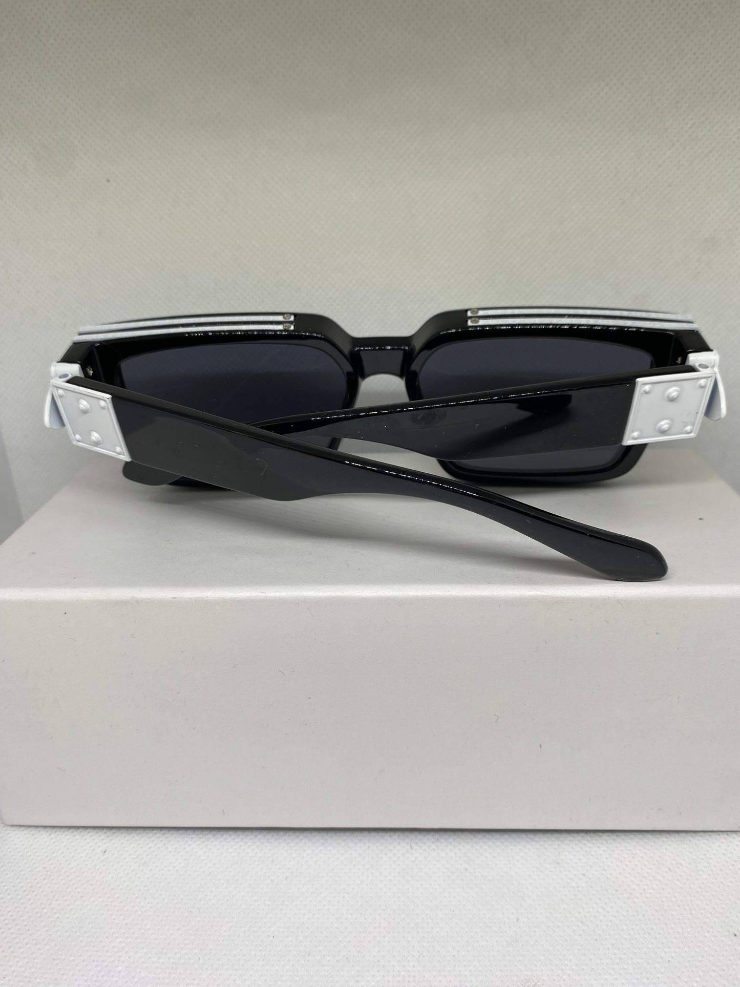 LV millionnaire noir blanc