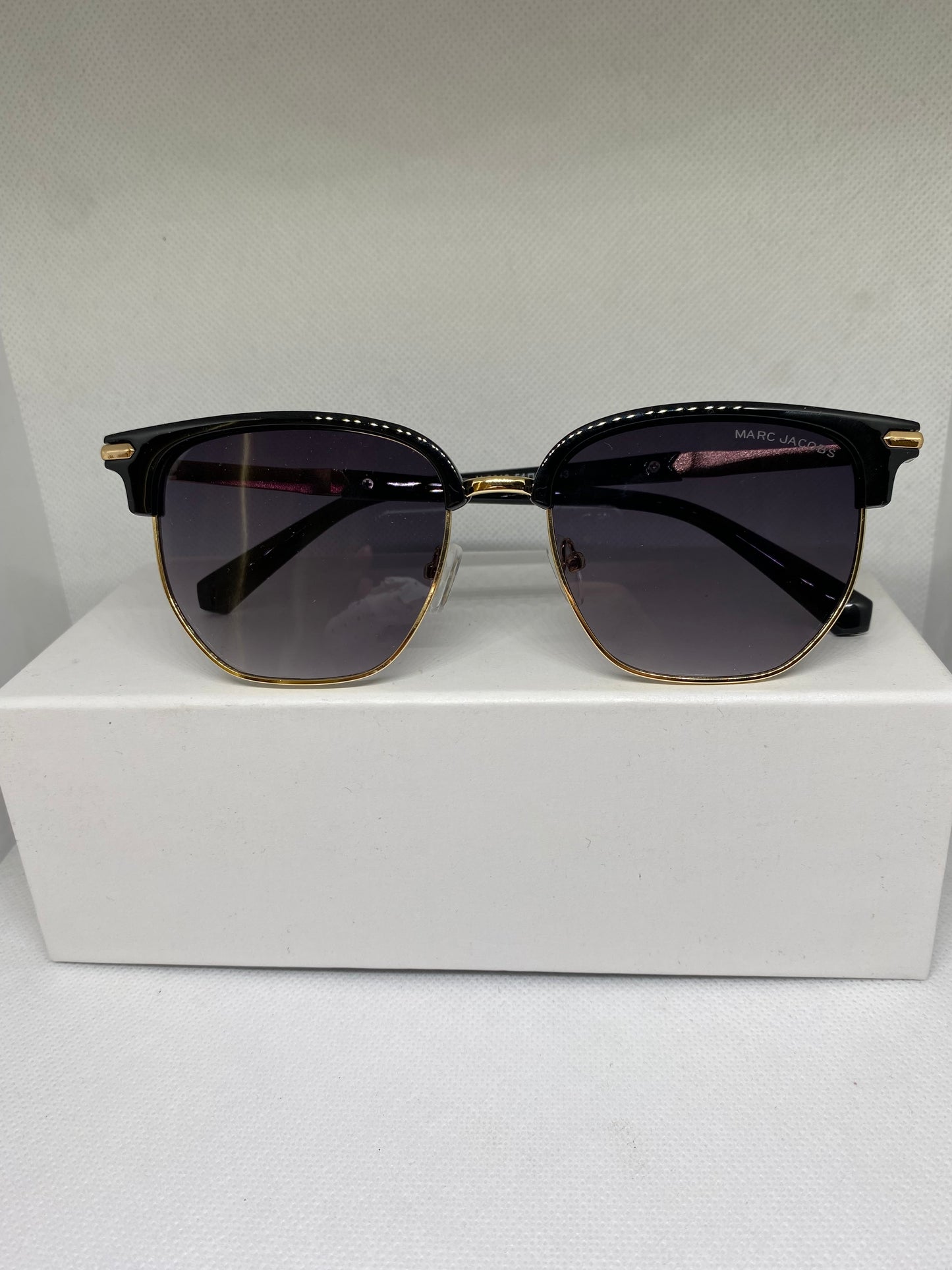 Marc Jacobs noir dore