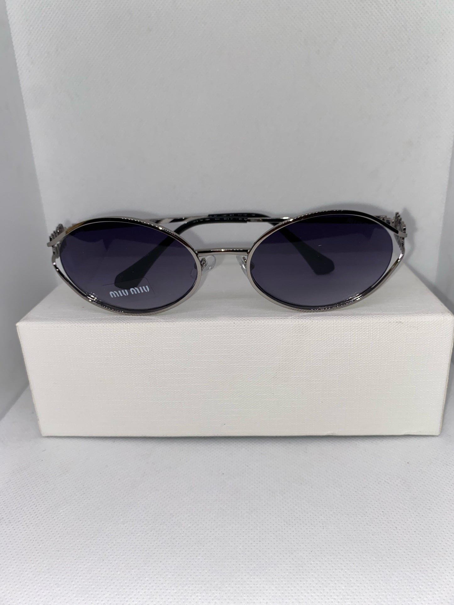 MIUMIU NOIR SILVER ROND