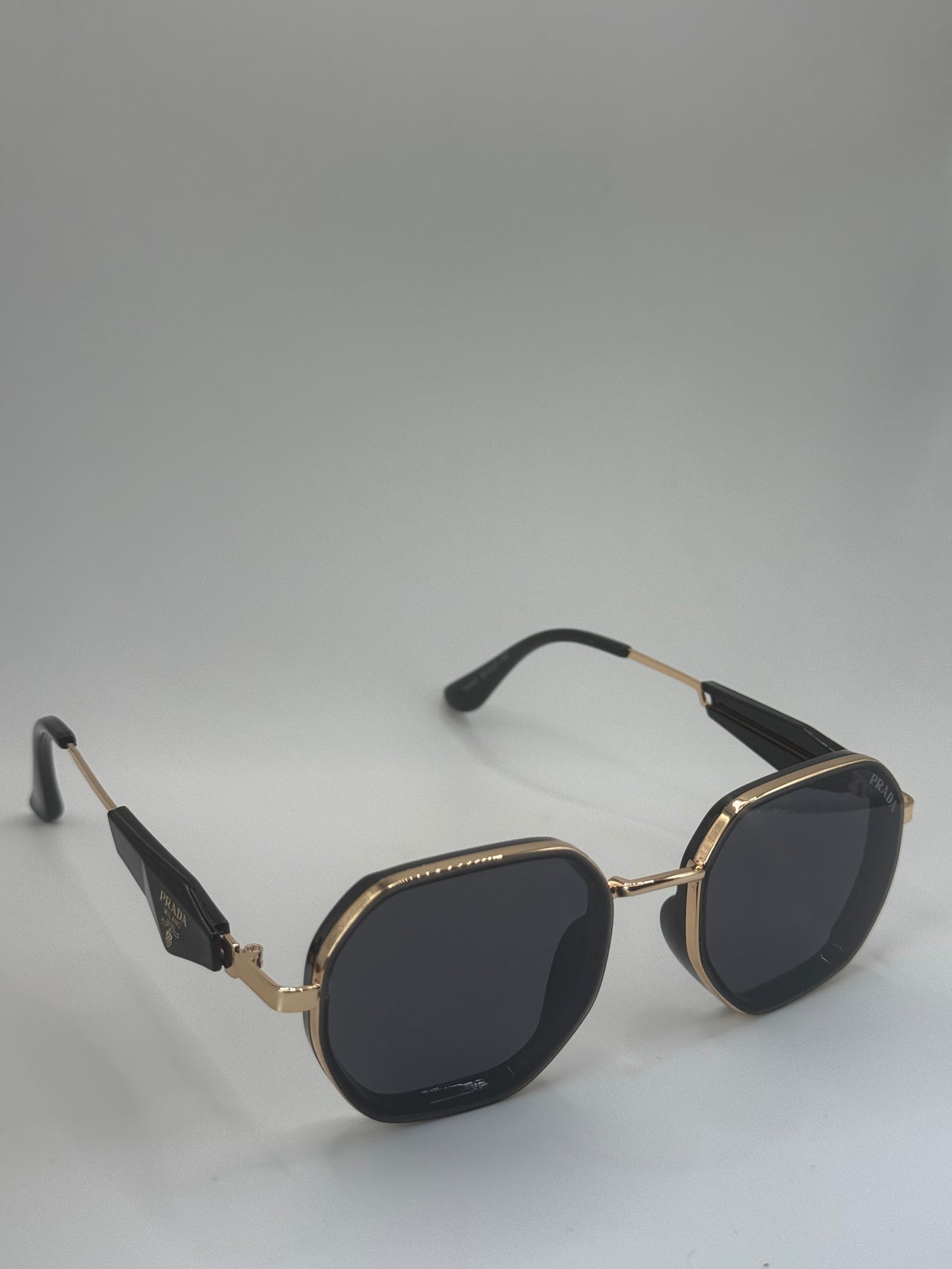 Prada noir doré 19460